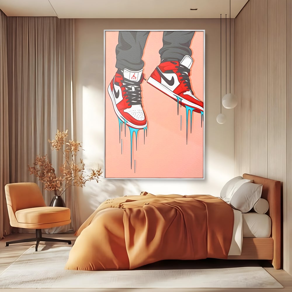 Tablou canvas cu ilustratie digitala cu adidasi rosii, in rama de aluminiu argintiu, pe perete intr-un dormitor